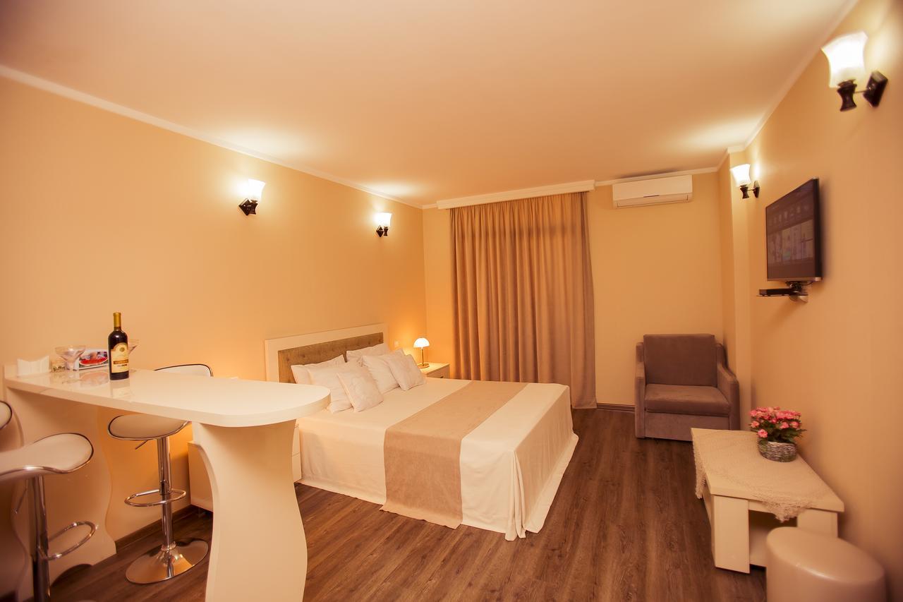 Panorama Sea Tower Aparthotel Batumi Exterior photo